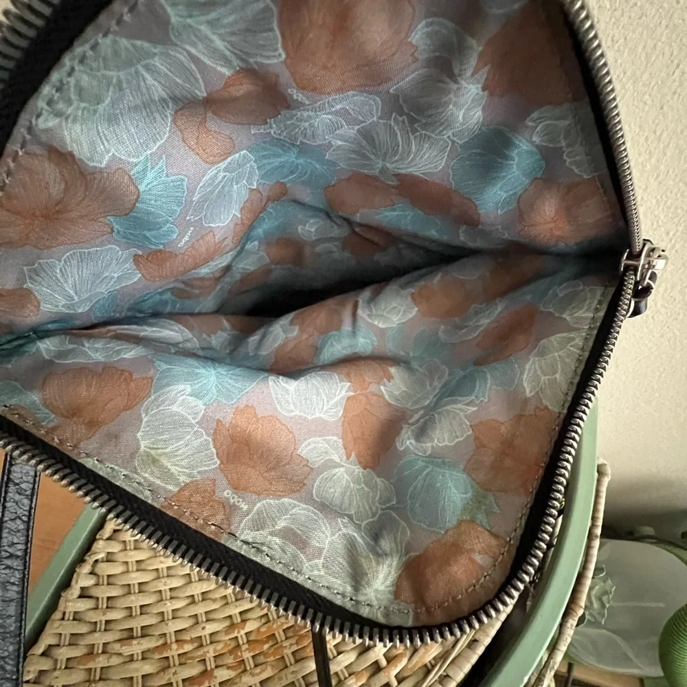 “HOBO”, Elegant Black Leather Crossbody Bag - Picture 6 of 8